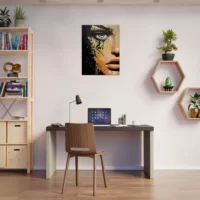 Toile Regard d’or – Fusion de beauté et de chaos