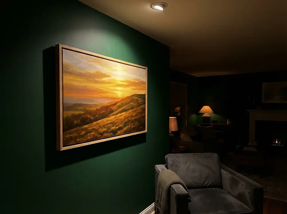 tableau mur vert fonce contraste Grand tableau aux tons chauds dorés accroché sur un mur vert forêt dans un intérieur cosy